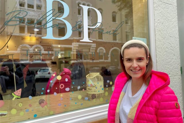 Wiebke Döring steht vor dem Schaufenster ihres Ladens „Bella & Paul“ im Kreuzviertel in Dortmund.