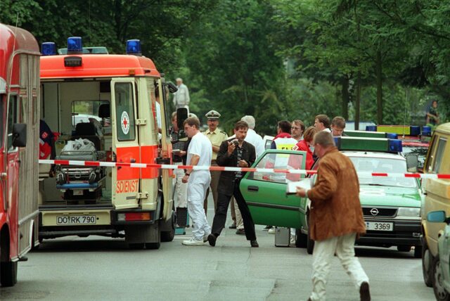 Einsatzfahrzeuge am Tatort. Der Streifenwagen mit der geöffneten Tür ist der Wagen, auf den Michael Berger die Schüsse abgegeben hatte.