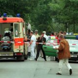 Einsatzfahrzeuge am Tatort. Der Streifenwagen mit der geöffneten Tür ist der Wagen, auf den Michael Berger die Schüsse abgegeben hatte.