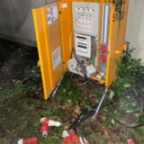 Montage zeigt einen zerstörten Stromkasten (l.) und Pablo Gamsjäger, Einrichtungsleiter der Kita St. Markus in Recklinghausen.