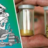 Mann hält zwei Gefäße mit Goldpartikeln in der Hand.