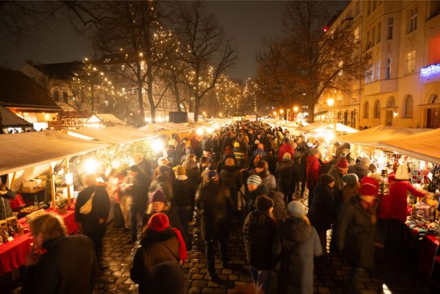 Besucher schlendern über einen Weihnachtsmarkt in NRW.