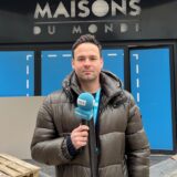 Martin Bytomski steht vor der Coolblue-Filiale und berichtet vom Dortmunder Ostenhellweg von der bevorstehenden Eröffnung.