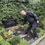 Ein Mann steht an einem Grab in Dortmund- Marten und zeigt auf einen leeren Sockel. Hier wurde ein Grablicht gestohlen.