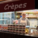 Eine junge Frau steht im Crêpes-Imbiss an der Kunibertistraße in Recklinghausen.
