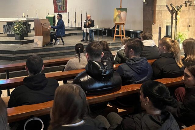 Der „Pianist aus den Trümmern“ spielt für die Schüler des Berufskollegs Haltern.