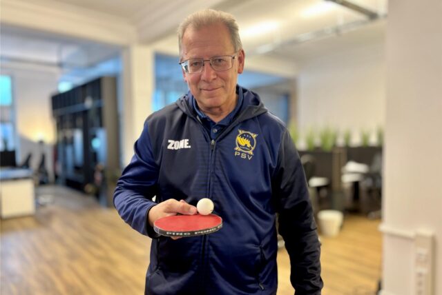 Michael Horn spielt nach 30 Jahren Pause wieder Tischtennis. Hier steht er mit Schläger in der Hand an der Platte.