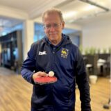 Michael Horn spielt nach 30 Jahren Pause wieder Tischtennis. Hier steht er mit Schläger in der Hand an der Platte.