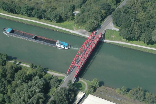 Das Wasserstraßen-Neubauamt in Datteln zeigt in einer Drohnenaufnahme die alte Bladenhorster Brücke, die 1951 errichtet wurde. Sie ist 65 Meter lang und wird durch eine neun Meter längere Brücke ersetzt. Das ermöglicht dann eine Verbreiterung des Rhein-Herne-Kanals.