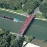Das Wasserstraßen-Neubauamt in Datteln zeigt in einer Drohnenaufnahme die alte Bladenhorster Brücke, die 1951 errichtet wurde. Sie ist 65 Meter lang und wird durch eine neun Meter längere Brücke ersetzt. Das ermöglicht dann eine Verbreiterung des Rhein-Herne-Kanals.