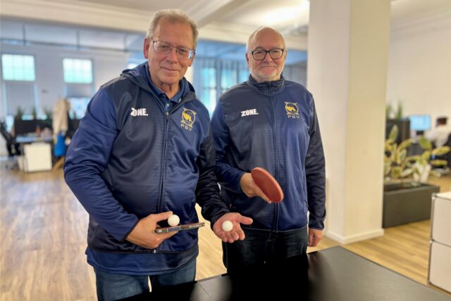 Michael Horn (links) und Heinz-Günter Hiller vom Post SV Castrop-Rauxel organisieren die Tischtennis-Gruppe für Spieler mit Parkinson-Erkrankung.