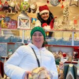 Jessica Bänsch mit Kundin am Weihnachtsstand. André Bänsch vor Weihnachtsbäumen.