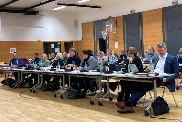 Politik unter Basketballkörben: In der Gymnastikhalle der Ernst-Immel-Realschule hat der Marler Stadtrat jetzt die Beibehaltung einheitlicher Hebesätze von 790 Prozent bei der Grundsteuer B beschlossen.