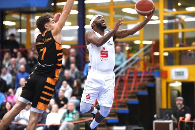 Basketball Regionalliga West 8. November 2024, Rosa-Parks-Schule. Hertener Löwen – SG Bergische Löwen 85:64. Bryant Allen fliegt her Tim Bruns davon.