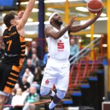 Basketball Regionalliga West 8. November 2024, Rosa-Parks-Schule. Hertener Löwen – SG Bergische Löwen 85:64. Bryant Allen fliegt her Tim Bruns davon.