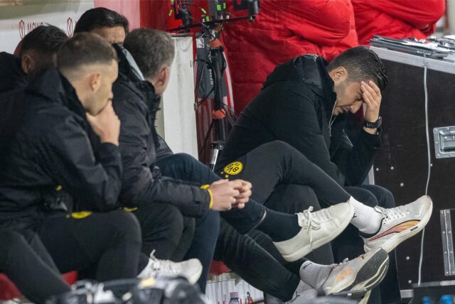 Nuri Sahin fasst sich mit der Hand ins Gesicht.