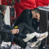 Nuri Sahin fasst sich mit der Hand ins Gesicht.