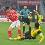 Emre Can setzt zur Grätsche an.