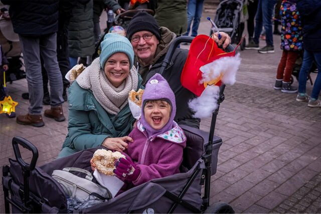 Im Westfalenpark haben Familien St. Martin gefeiert, indem sie mit ihren Laternen durch den Park gegangen sind.