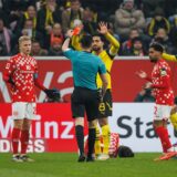 Florian Badstübner zeigt Emre Can die Rote Karte.