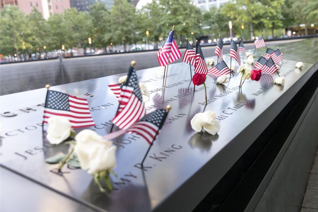 Flaggen und Rosen wurden während einer Zeremonie zum Gedenken an die Opfer der Terroranschläge auf das World Trade Center am 11. September 2001 aufgestellt. Flaggen und Rosen wurden während einer Zeremonie zum Gedenken an die Opfer der Terroranschläge auf das World Trade Center am 11. September 2001 aufgestellt.