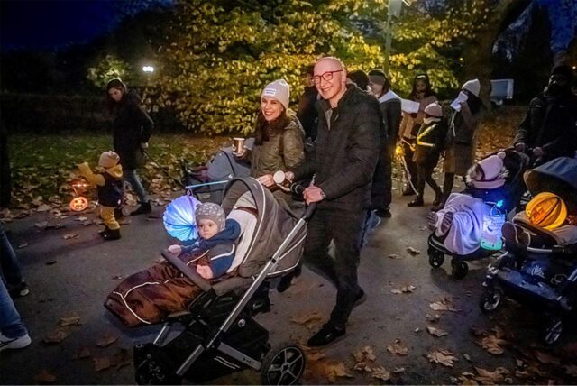 Mit Laternen folgten die Besucher St. Martin auf seinem Pferd durch den Westfalenpark.