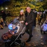 Mit Laternen folgten die Besucher St. Martin auf seinem Pferd durch den Westfalenpark.