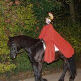 St. Martin sitzt  auf einem schwarzen Pferd.