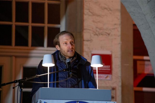 Dr. Benedikt Kern am Mikrofon