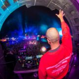DJ Moguai legt 2024 vor dem Rathaus in Recklinghausen bei „Recklinghausen leuchtet“ auf.