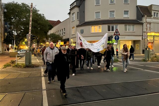 Rund 200 Menschen, so die Schätzung der Polizei, nahmen am Samstag (9. November) in Castrop-Rauxel an der Gedenkveranstaltung zur Reichspogromnacht 1938 teil.