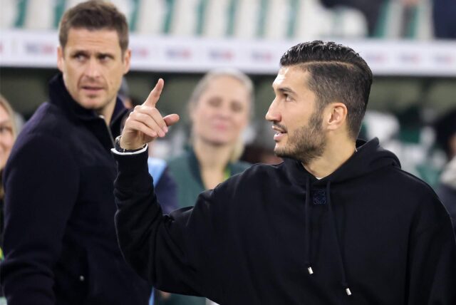 Nuri Sahin zeigt mit dem Finger nach oben.
