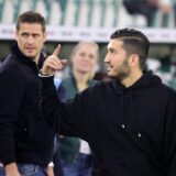 Nuri Sahin zeigt mit dem Finger nach oben.