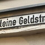 Montage: links: Stadtarchivar Dr. Matthias Kordes, rechts aktuelle Ansicht des Straßenschilds der Kleinen Geldstraße in Recklinghausen von 1958.