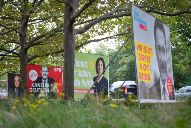 Viel früher als gedacht werden bald wieder Wahlplakate an Dortmunds Straßen zu sehen sein. Das Bild stammt aus dem Bundestagswahlkampf 2021.