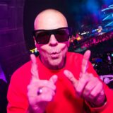 DJ Moguai legt bei „Recklinghausen leuchtet“ vor dem Rathaus auf.