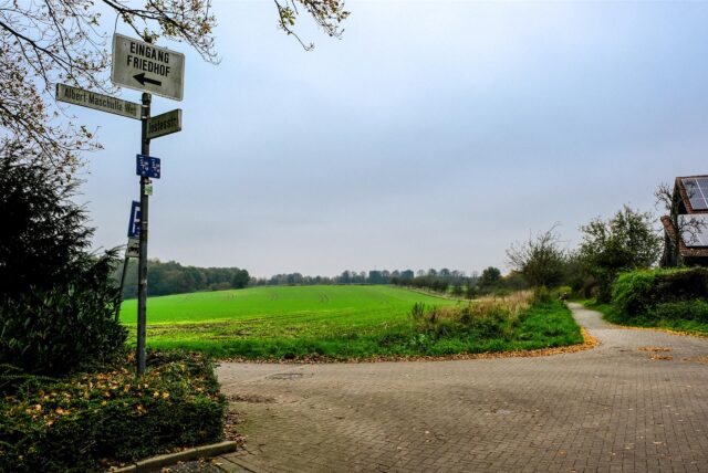 Der „Feuerhexe“ droht in der Erzählung von Olaf Manke die Verbrennung auf dem Segensberg. Dieser damalige Richtplatz liegt heute im Stadtteil Hochlar, ungefähr
im Kreuzungsbereich der Jostesstraße und des Albert-Maschulla-Wegs an der Stadtgrenze zu Herten.