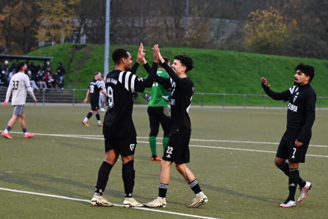 Richtige Reaktion gezeigt: Dominik Pereira (l.), Joschua Schwieder, Jusef Bahri (r.) und der SC Marl-Hamm gewinnen gegen SW Röllinghausen mit 8:1.