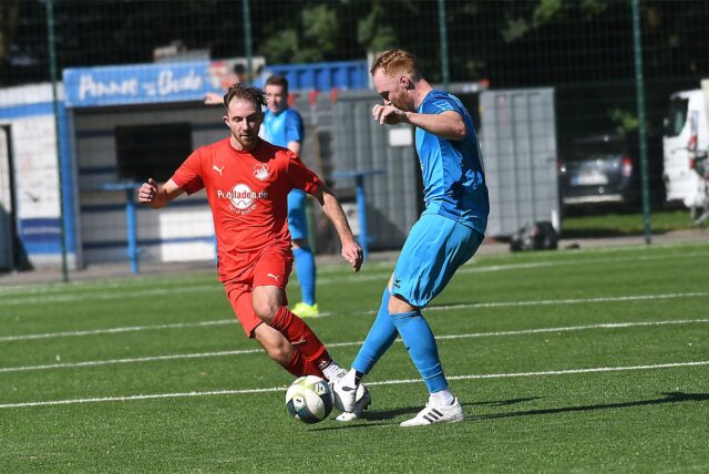 Der SuS Merklinde (rotes Trikot) musste sich erneut geschlagen geben, 0:2 unterlag er gegen RWT Herne.