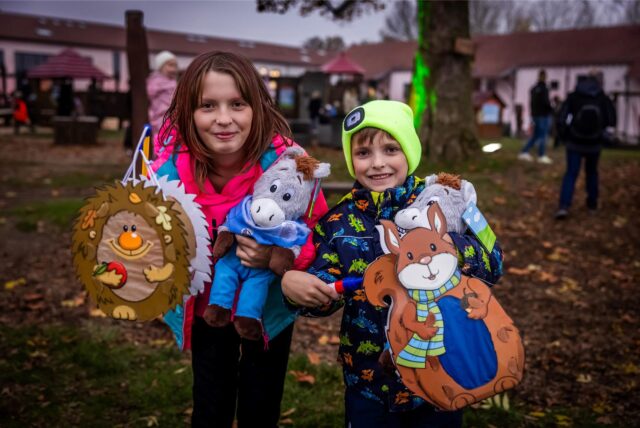 Kinder mit Laternen auf beim Sankt Martin Fest auf Gut Königsmühle in Dortmund.