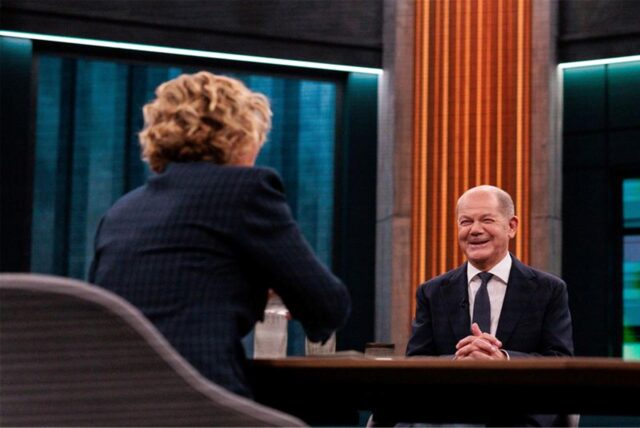 Bundeskanzler Olaf Scholz (SPD) sitzt neben Caren Miosga (l) im Fernsehstudio vor dem Liveinterview.