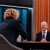 Bundeskanzler Olaf Scholz (SPD) sitzt neben Caren Miosga (l) im Fernsehstudio vor dem Liveinterview.