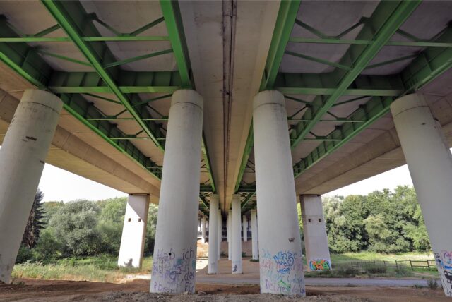 Ein Blick auf den Unterbau und die Stützpfeiler der A1-Autobahnbrücke Liedbachtal in Unna.