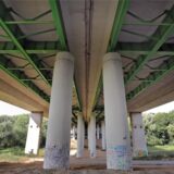 Ein Blick auf den Unterbau und die Stützpfeiler der A1-Autobahnbrücke Liedbachtal in Unna.