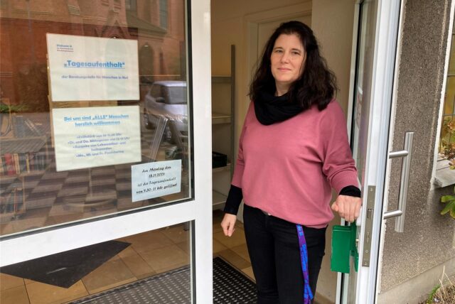 Vera Wieland öffnet die Tür zum Tagesaufenthalt für Wohnungslose der Diakonie in Herten.
