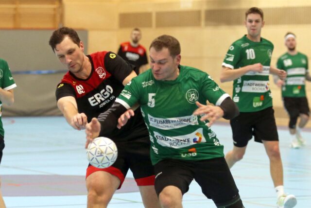 Kampf um den Ball: Bernhard Bertlich (l.) gewann mit dem VfL Hüls deutlich gegen den SV Teutonia Riemke II.