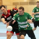 Kampf um den Ball: Bernhard Bertlich (l.) gewann mit dem VfL Hüls deutlich gegen den SV Teutonia Riemke II.