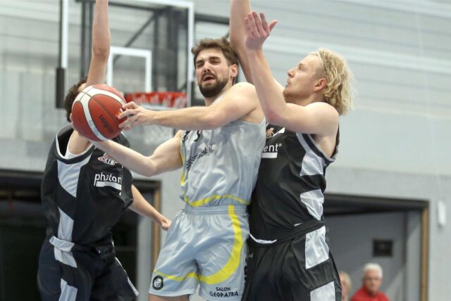 Duell unter dem Korb: Michael Steinhoff zog mit dem Marler BC den Kürzeren gegen ETB SW Essen II.