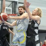 Duell unter dem Korb: Michael Steinhoff zog mit dem Marler BC den Kürzeren gegen ETB SW Essen II.