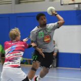 Die HSG Rauxel-Schwerin (graue Trikots) setzte sich im Bezirksliga-Abstiegskampf mit 27:26 gegen den TV Gladbeck durch.